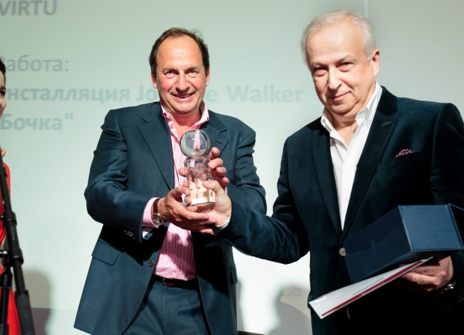 Председатель жюри Берт Мартин Онемюллер вручает GRAND PRIX Президенту VIRTU Владимиру Михайловичу Иткину.