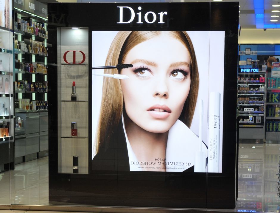 The showcase with king-sized bright visual and located on the back of the perfume bar is another notable element of the corner.